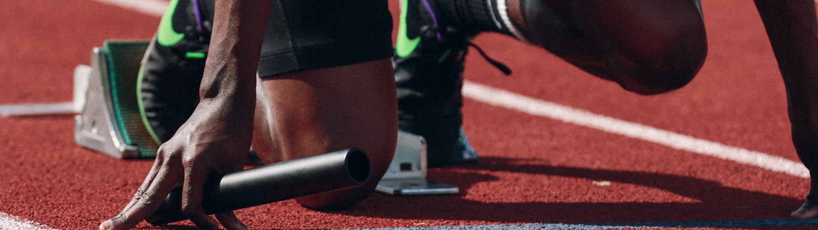 现代体育直播技术演进展示图，包含流媒体服务器、CDN网络与用户终端交互示意